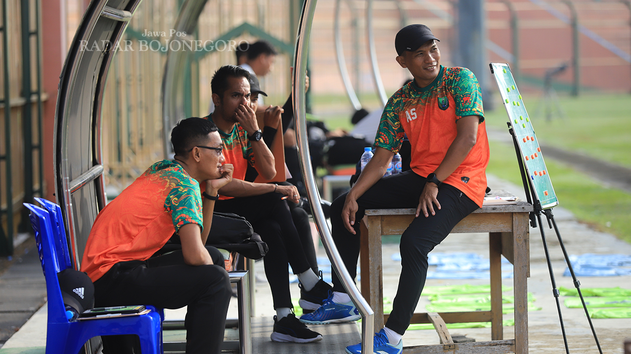 Asisten Pelatih Persibo Bojonegoro Aries Tuansyah (Kiri, berkacamata), Gary Anggrana (Tengah) dan Agus Supriyanto (Kanan) saat memantau peserta seleksi Persibo Bojonegoro. (YUAN EDO/RADAR BOJONEGORO)