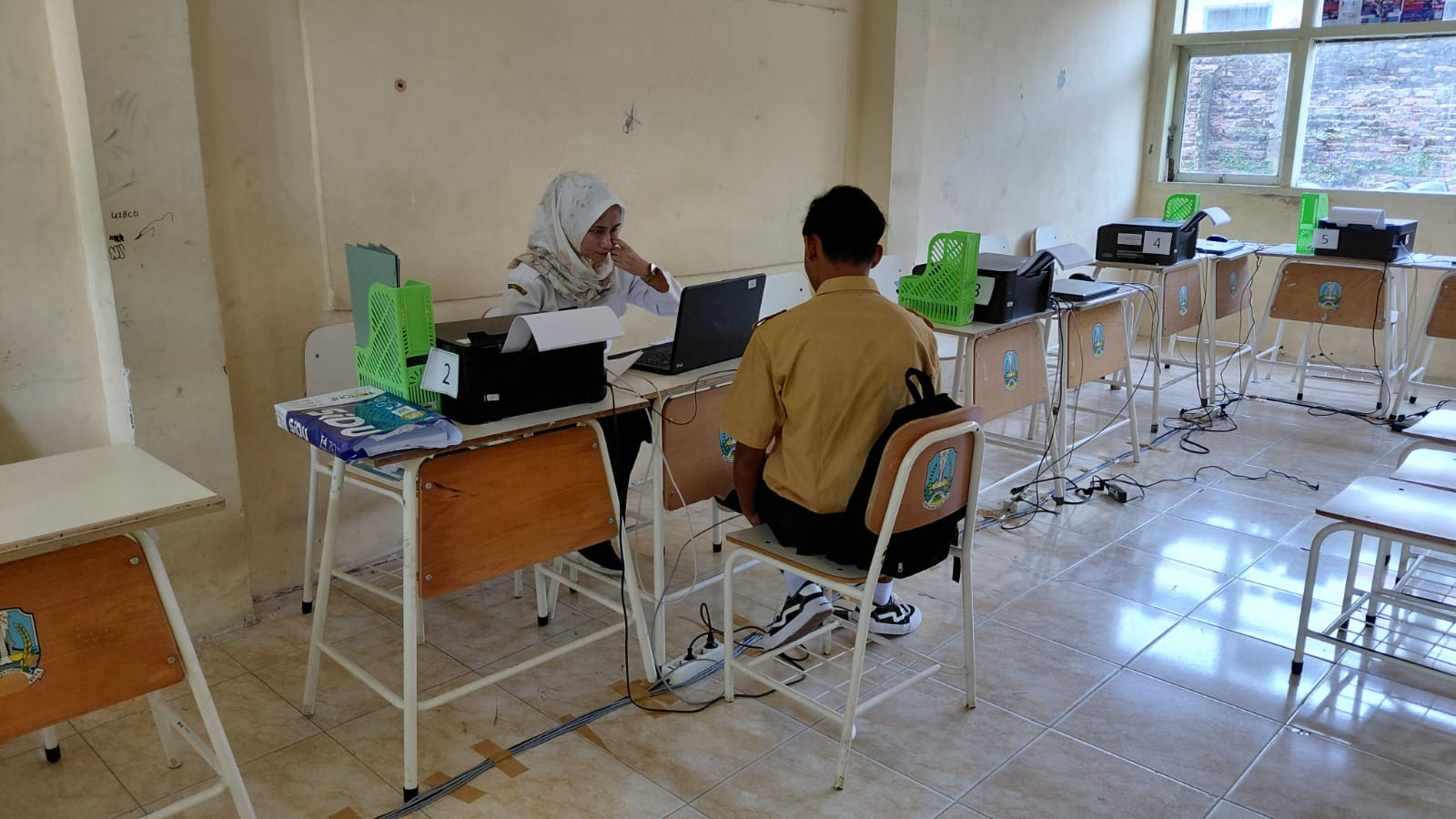 AMBIL PIN: Salah satu siswa mengambil pin SPMB SMA/SMK