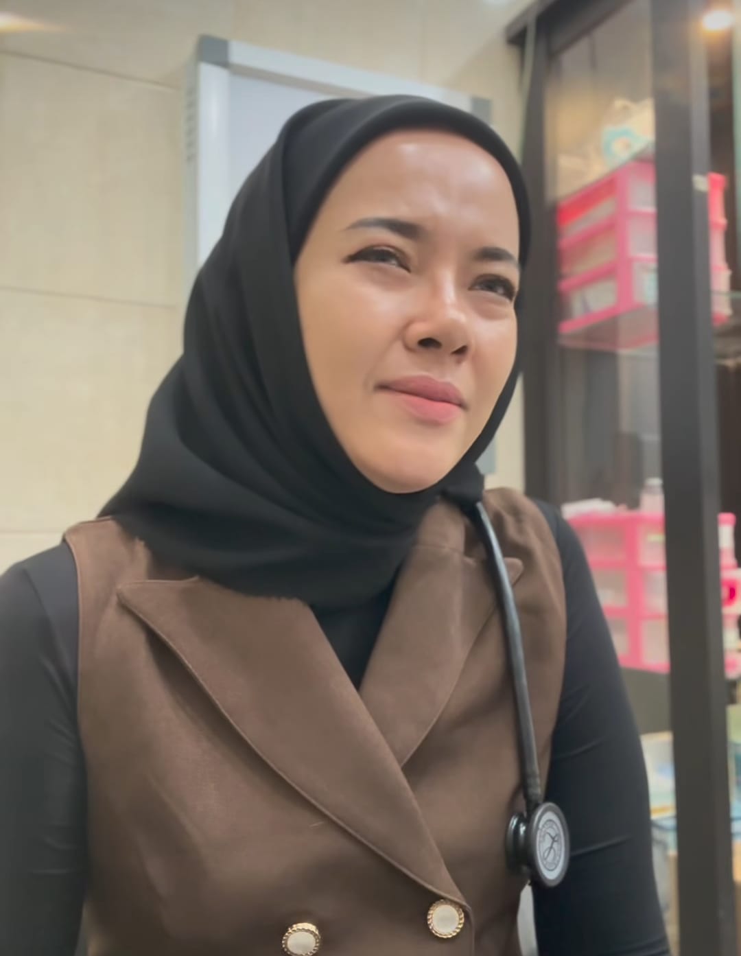 PERIKSA PASIEN: dr Firdaos saat wawancara dengan pasiennya yang diduga korban KDRT dari suaminya.