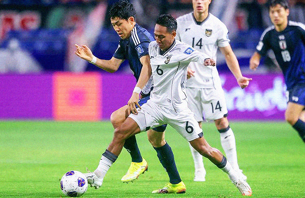 Beckham Putra ketika berduel dengan Wataru Endo. Momen akhir pertandingan jadi kenangan manis bagi gelandang muda Persib Bandung itu, setelah bertukar jersey dengan Endo.
