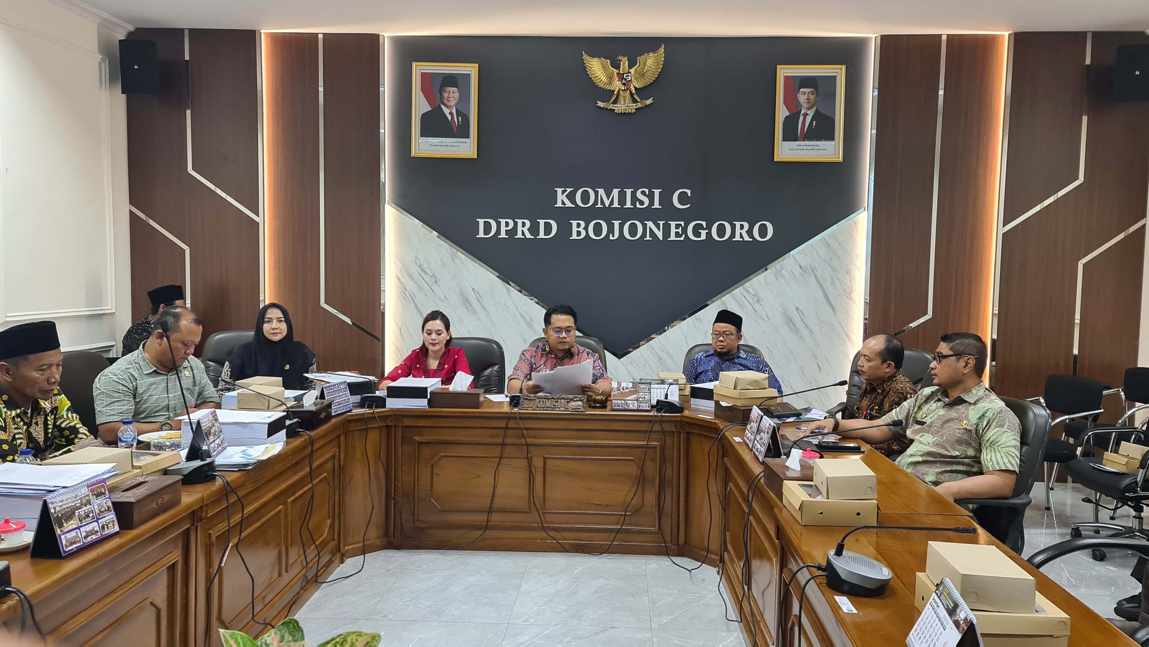 AUDIENSI: Komisi C DPRD Bojonegoro adiensi dengan BKPP, disdik, dan korban penipuan CPNS. (YANA DWI KURNIYA WATI)