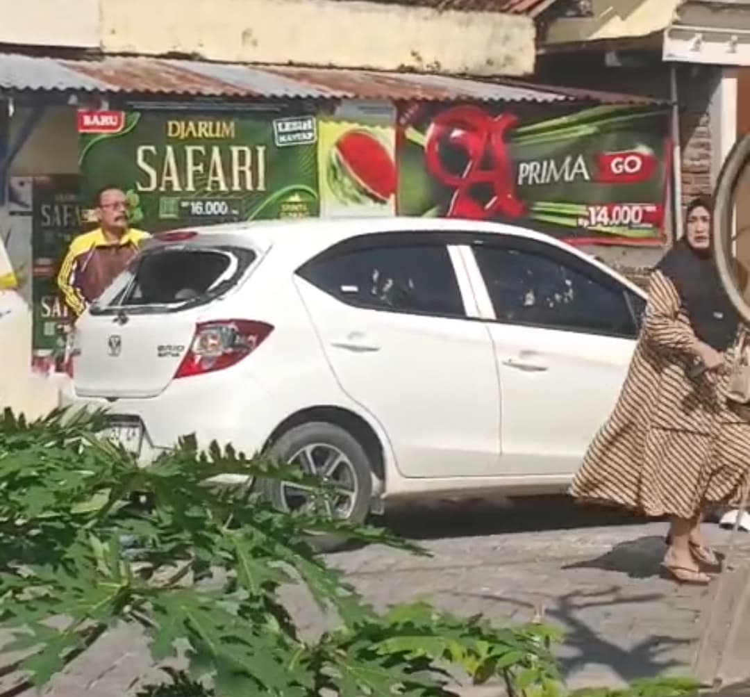 GADUH: Suami merusah mobil yang ditumpangi istrinya, diduga karena konflik rumah tangga.