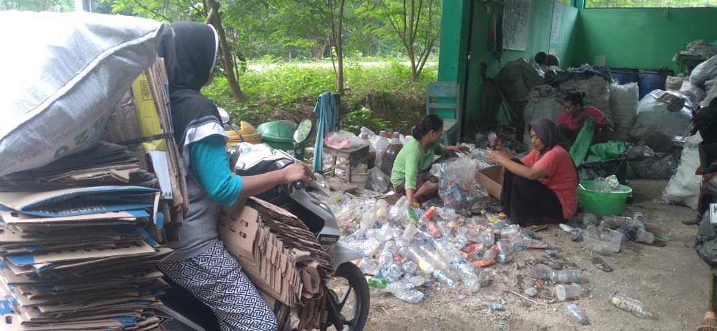 SAMPAH: Bank sampah di Desa Ngampel, Kecamatan Blora Kota menerima dua jenis sampah. Yakni, sampah organik dan anorganik.