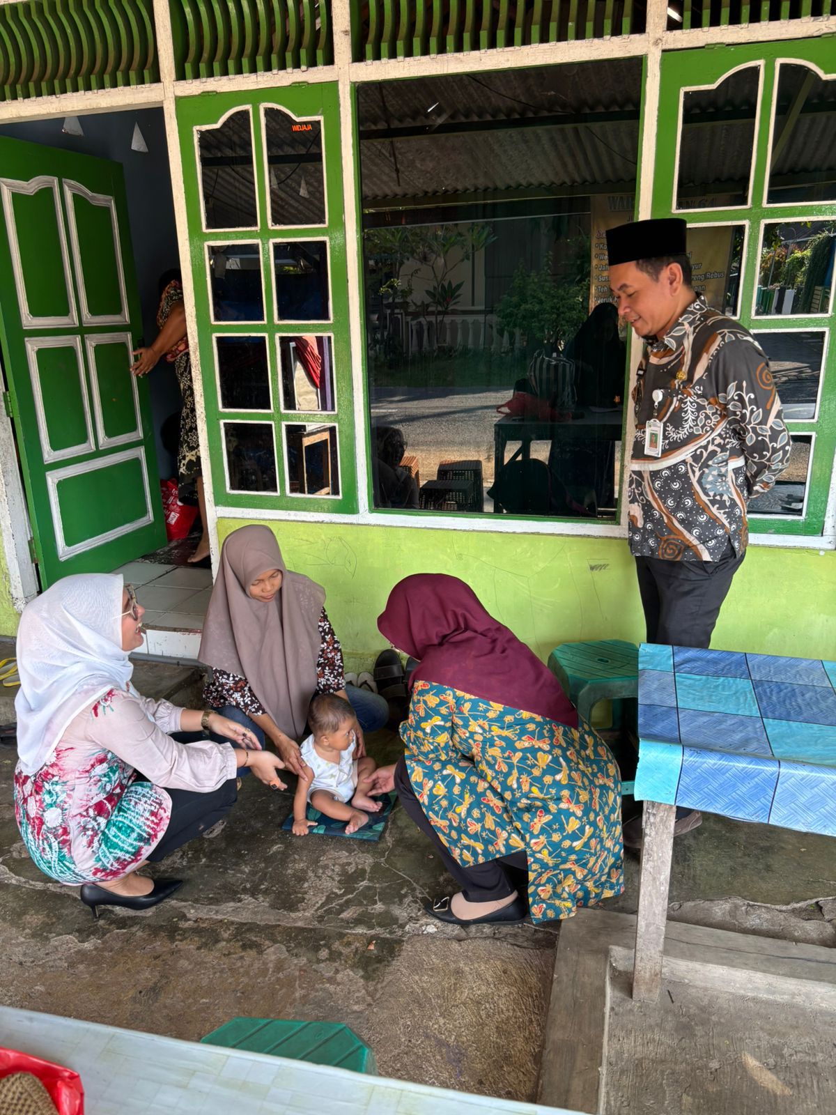 INTERVENSI: Lurah Kunden Fiqri Hidayat mengintervensi penurunan angka anak stunting dan ibu hamil KEK dengan pemberian makanan tambahan (PMT).