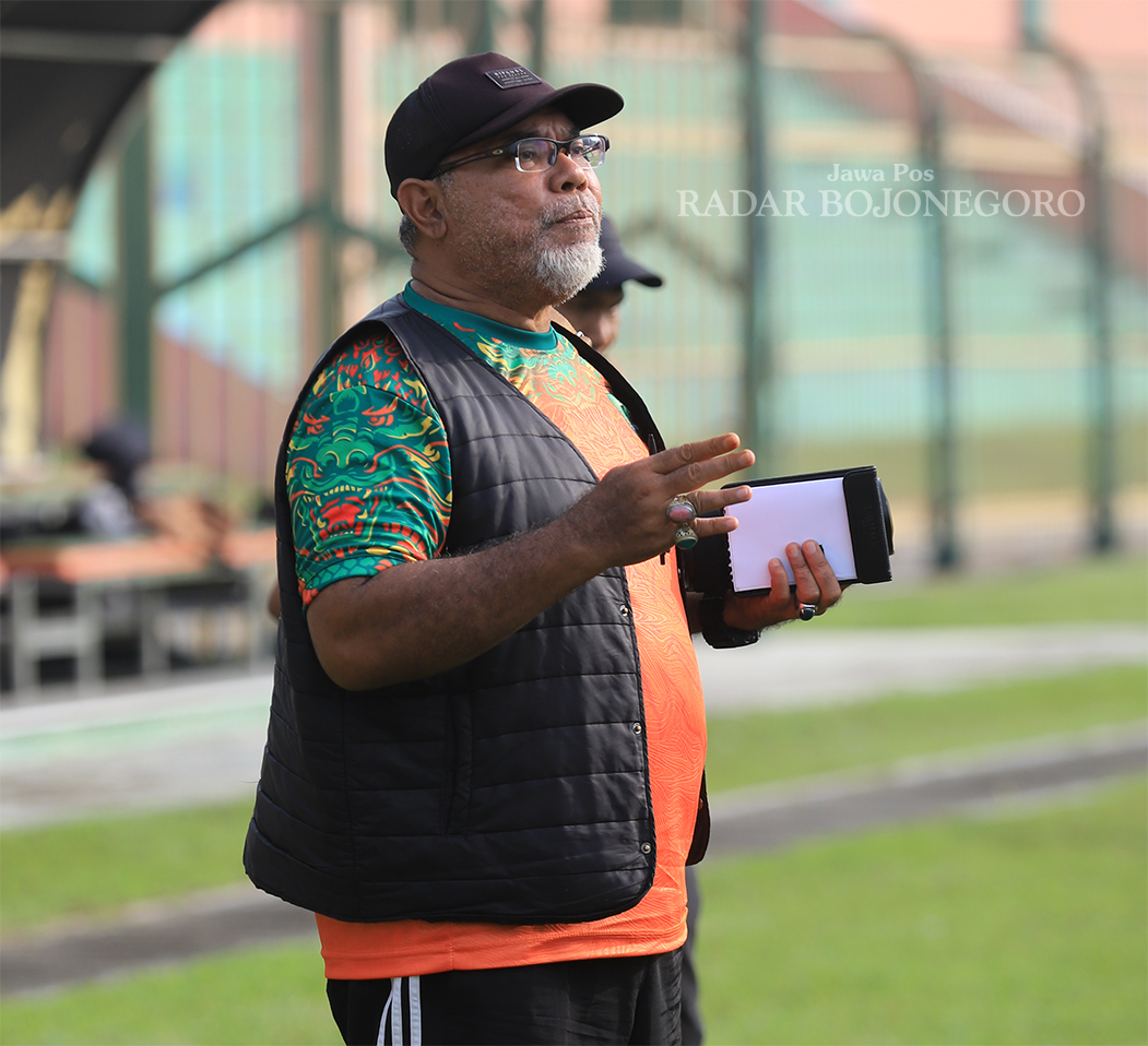 KENANGAN INDAH: Iwan Setiawan kembali mengarsiteki Persibo di Liga Nusantara 2025/2026 mendatang. (YUAN EDO/RADAR BOJONEGORO)