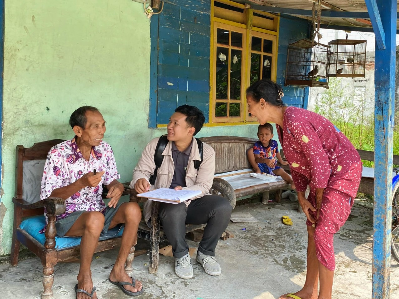 TEPAT SASARAN: EMCL bersama pendamping memferivikasi data penerima manfaat di wilayah operasi.