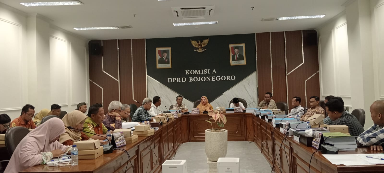 AUDIENSI: Komisi A DPDR Bojonegoro saat audiensi tentang izin perusahaan. (YANA DWI KURIYA WATI)