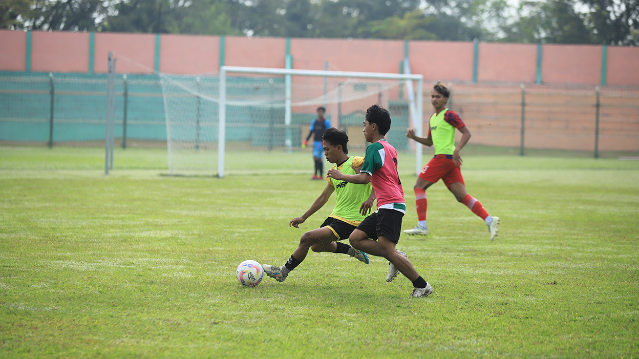SELEKSI PEMAIN: Selain seleksi pemain Persibo untuk Liga 3 Nusantara, juga seleksi pemain U-17 untuk Piala Soeratin. (YUAN EDO/RADAR BOJONEGORO)