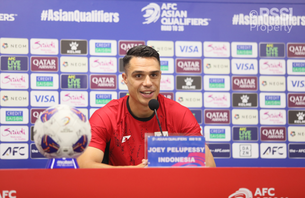 Joey Pelupessy, penggawa Timnas Indonesia saat sesi wawancara sebelum pertandingan.