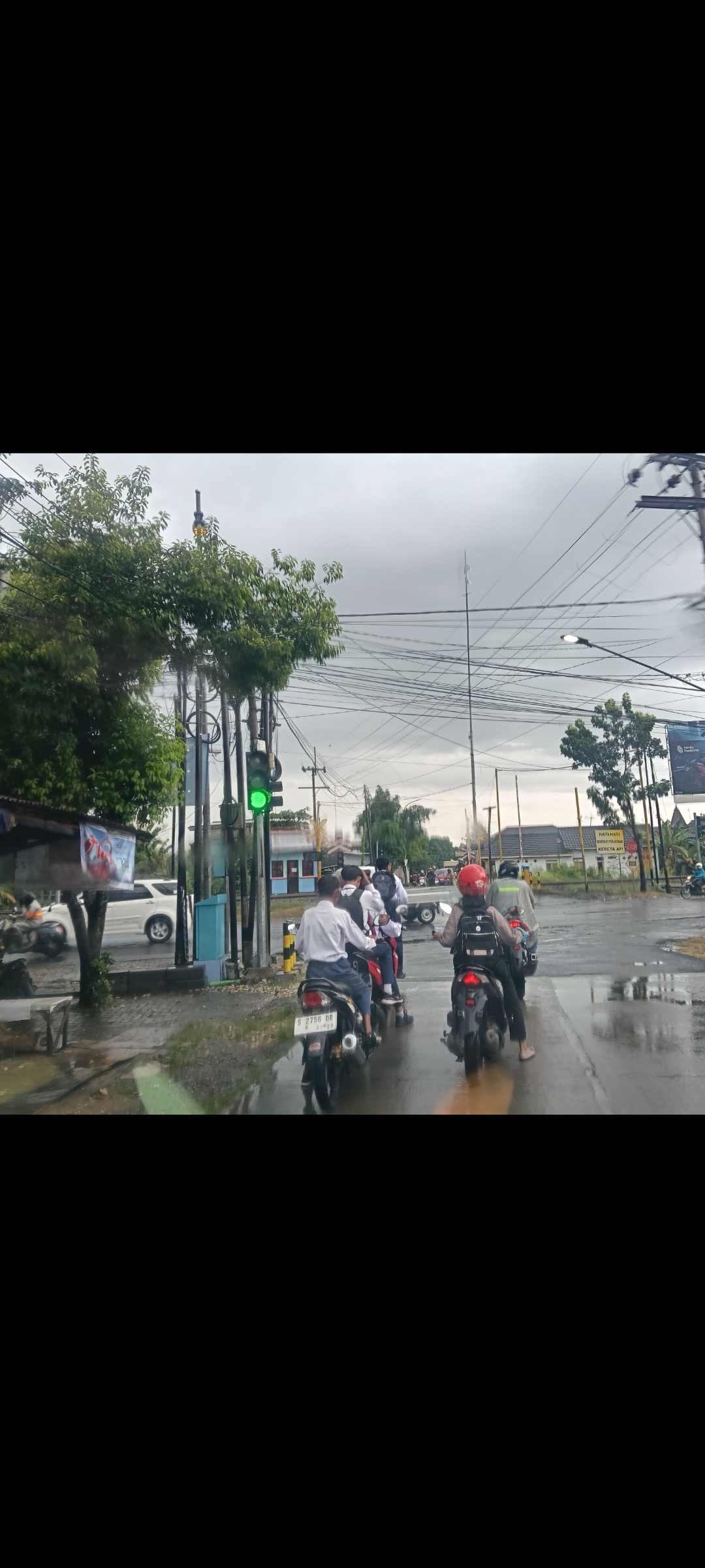 BAHAYA: Siswa SMP mengendarai motor tidak mengenakan helm. (M.SUAEB/RADAR BOJONEGORO)
