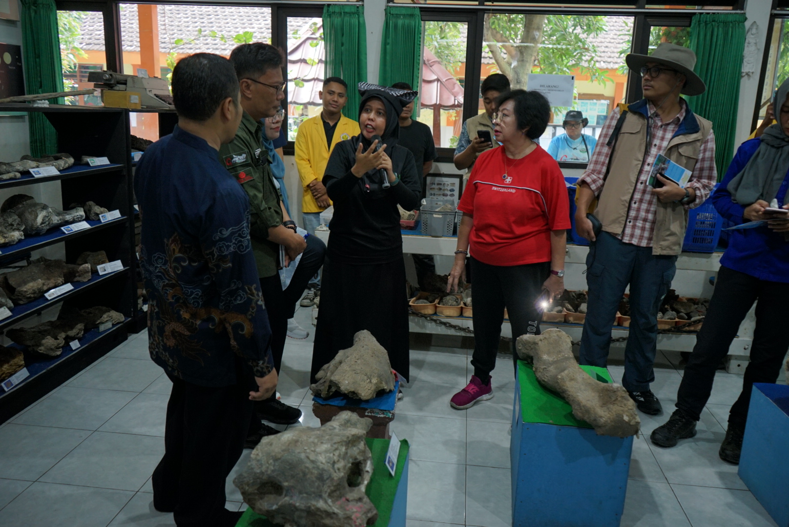 Asesor Geopark Nasional, Mirawati Sudjono, M.Sc. (kaus merah), kagum dengan adanya ekstrakurikuler Kepurbakalaan di SDN Panjunan 2 di Kalitidu, Bojonegoro.