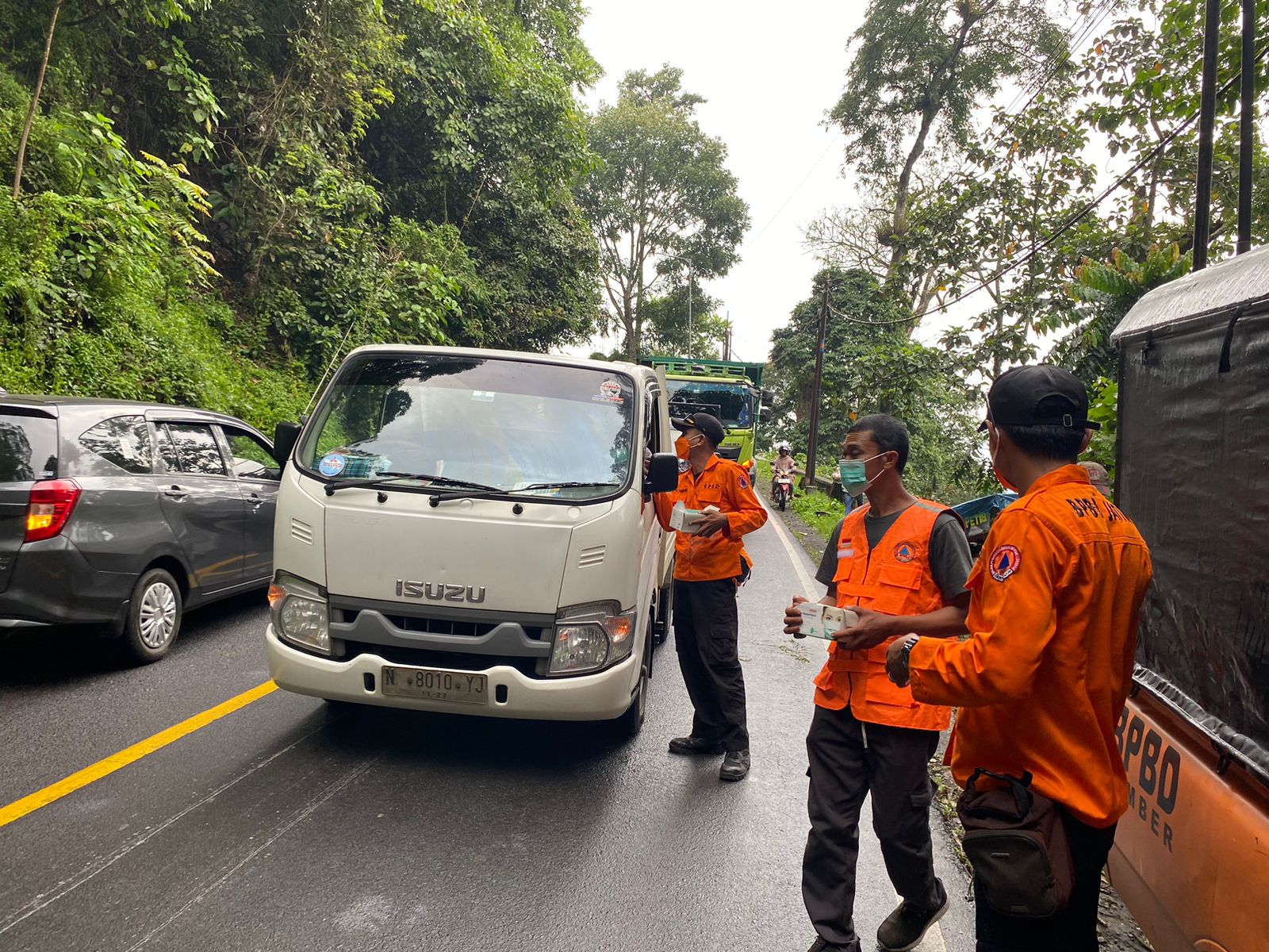 Personil Agisena BPBD Jatim bersama BPBD Kabupaten Jember saat membagikan masker kepada para warga yang melintas. (Dok:&nbsp;BPBD&nbsp;Jatim)