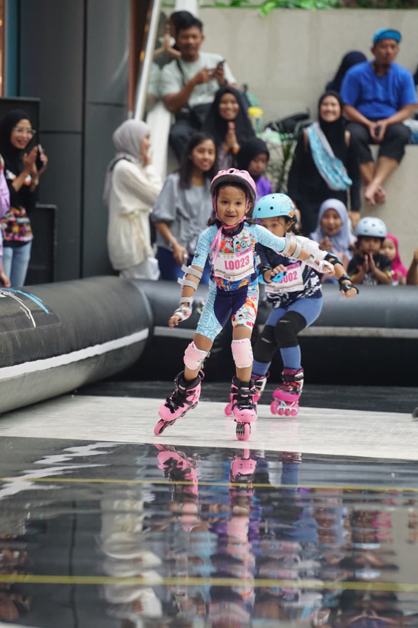 PRESTASI: Alicia Zhafira Nahar penuh determinasi menaklukkan lintasan sepatu roda.