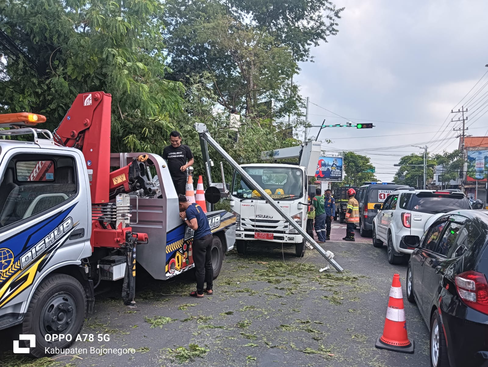 Selain menimpa mobil, saat pohon tumbang juga merusak tiang cctv.