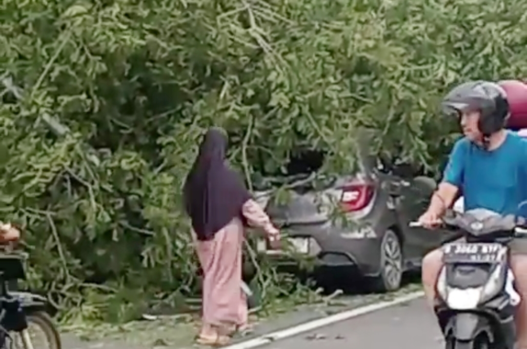Kondisi mobil saat masih belum dievakuasi.