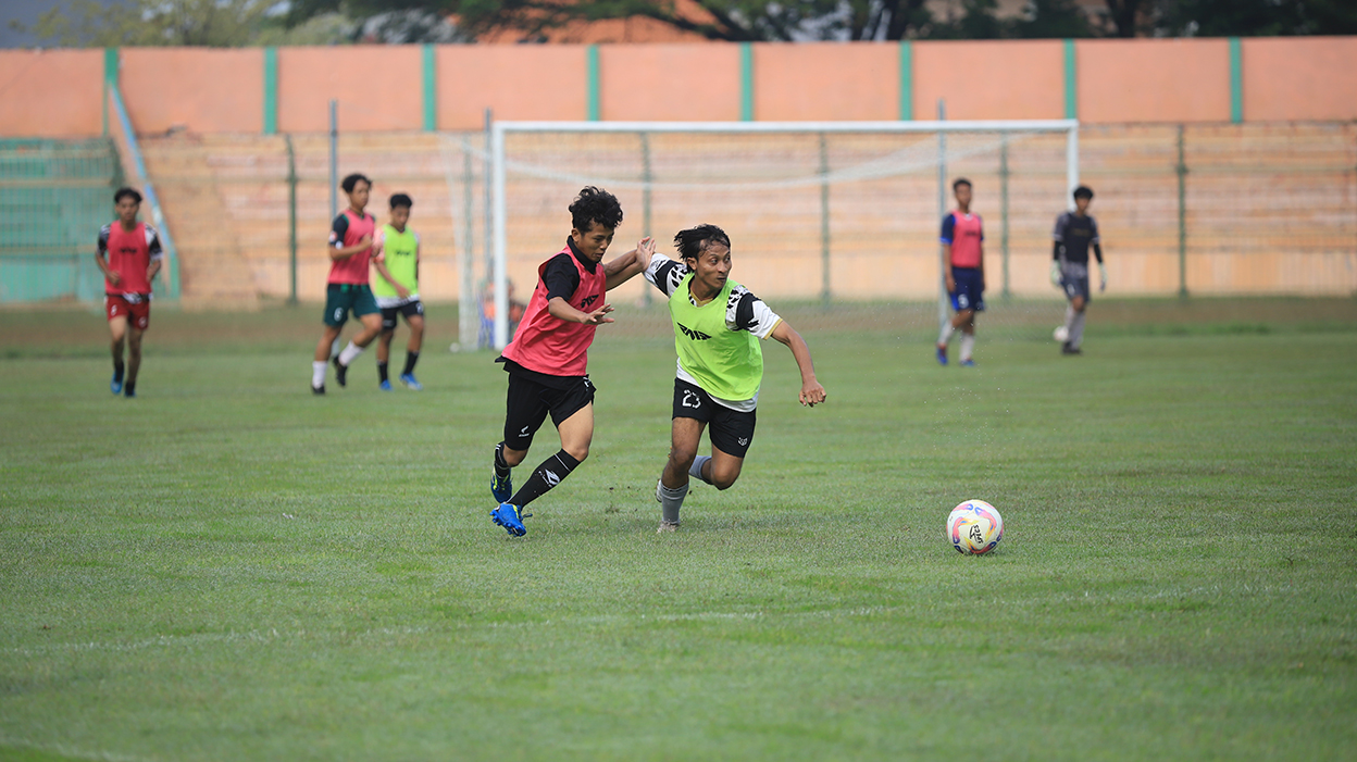 Peserta seleksi Persibo saat menikuti hari pertama seleksi (9/6). (YUAN EDO/RADAR BOJONEGORO)