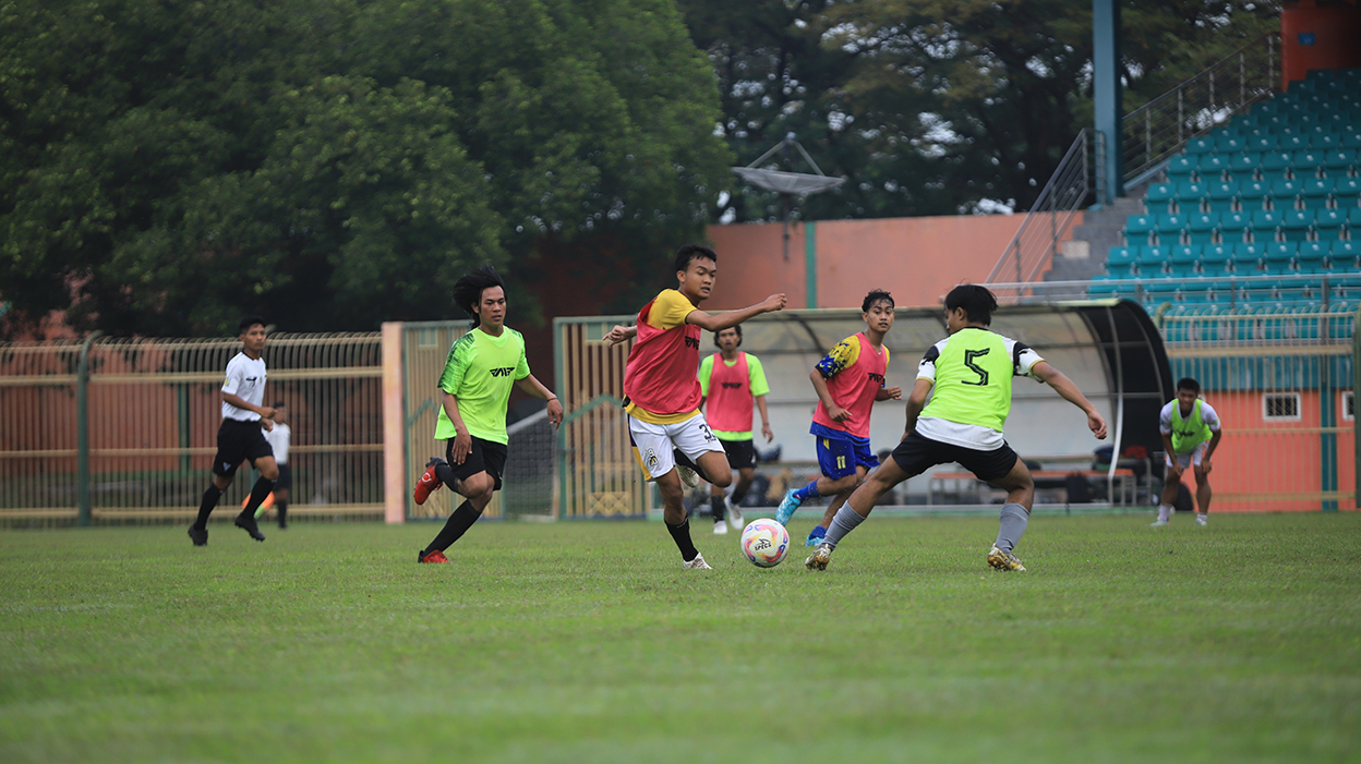 Peserta seleksi Persibo saat menikuti hari pertama seleksi (9/6). (YUAN EDO/RADAR BOJONEGORO)