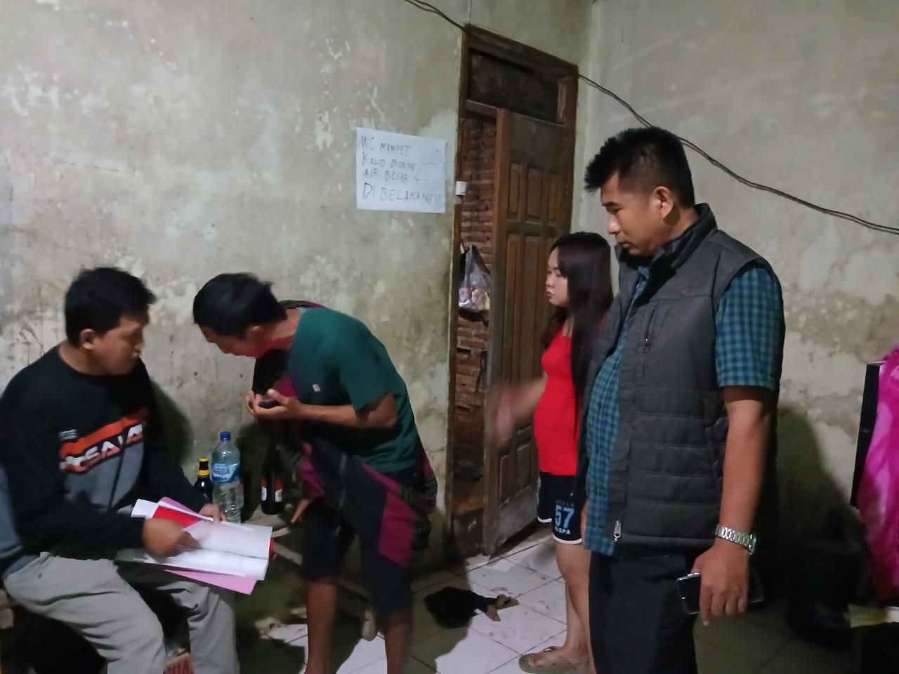 RAZIA : Petugas Polres Blora melakukan razia minuman keras di sejumlah warung di Kecamatan Todanan.