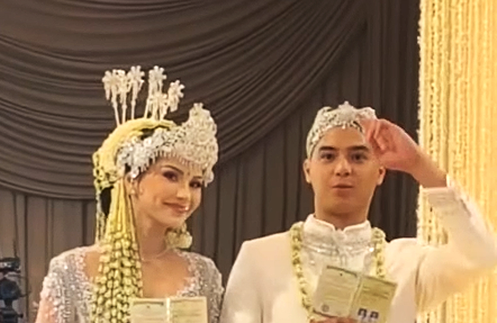 Al Ghazali dan Alyssa Daguise resmi menikah. Reaksi bahagia Al Ghazali jadi sorotan netizen.