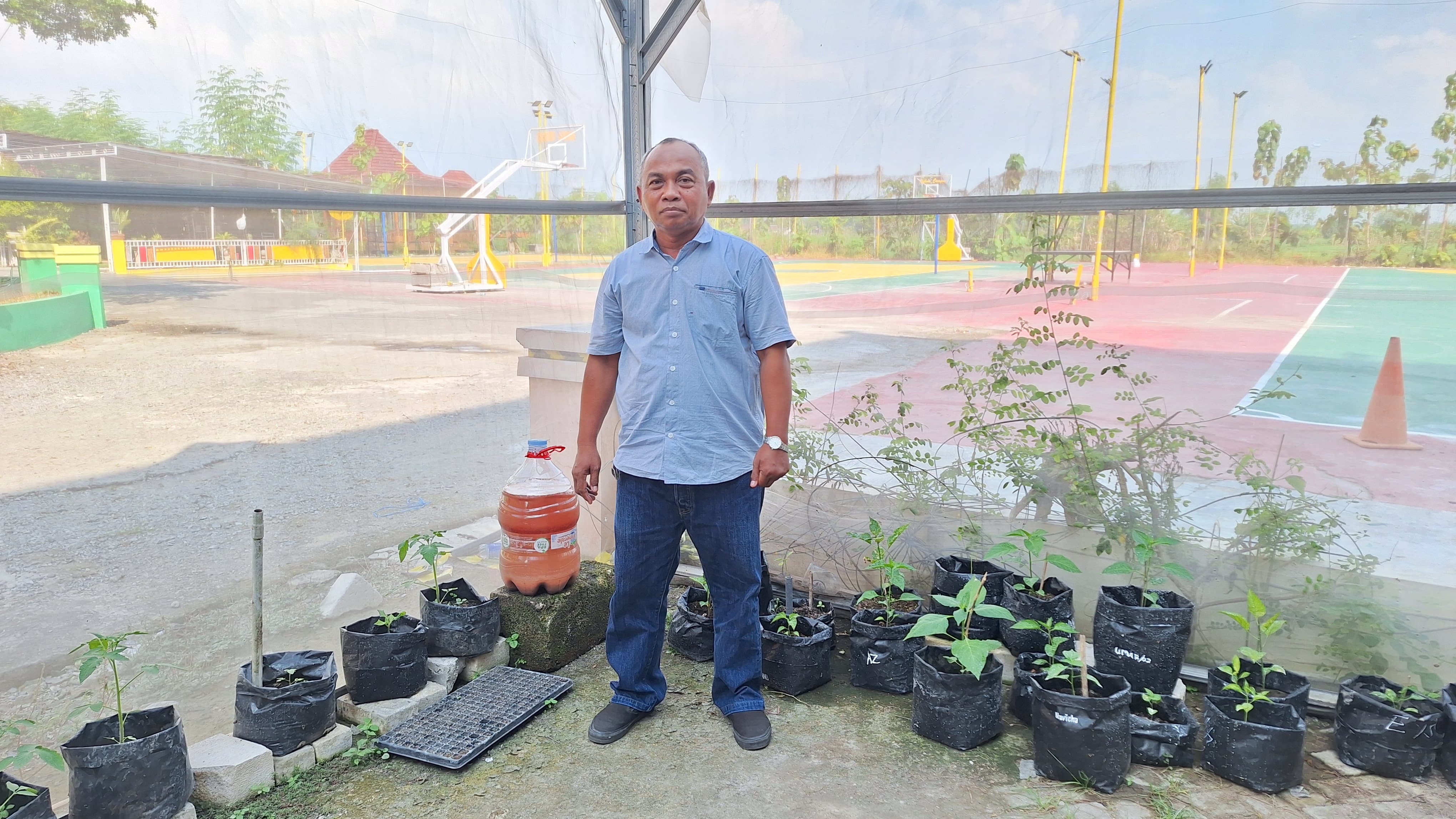 Dekan Fakultas Pertanian Unigoro, Ir Darsan M.Agr menunjukkan tanaman yang menggunakan mulsa plastik yang bisa melindungi tanah.