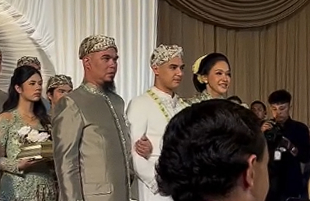 Momen langka, Al Ghazali diapit Ahmad Dhani dan Maia Estianty dalam pernikahannya dengan Alyssa Daguise.