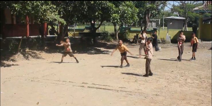 BERMAIN: Para siswa SDN 1 Patalan, Kecamatan Blora Kota sedang asyik bermain di lapangan saat jam istirahat.