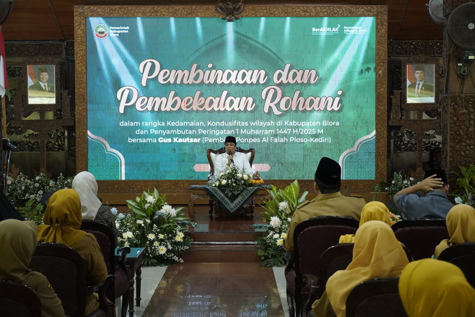PEMBEKALAN: Gus Kautsar berikan pembekalan rohani kepada seluruh ASN di Blora.
