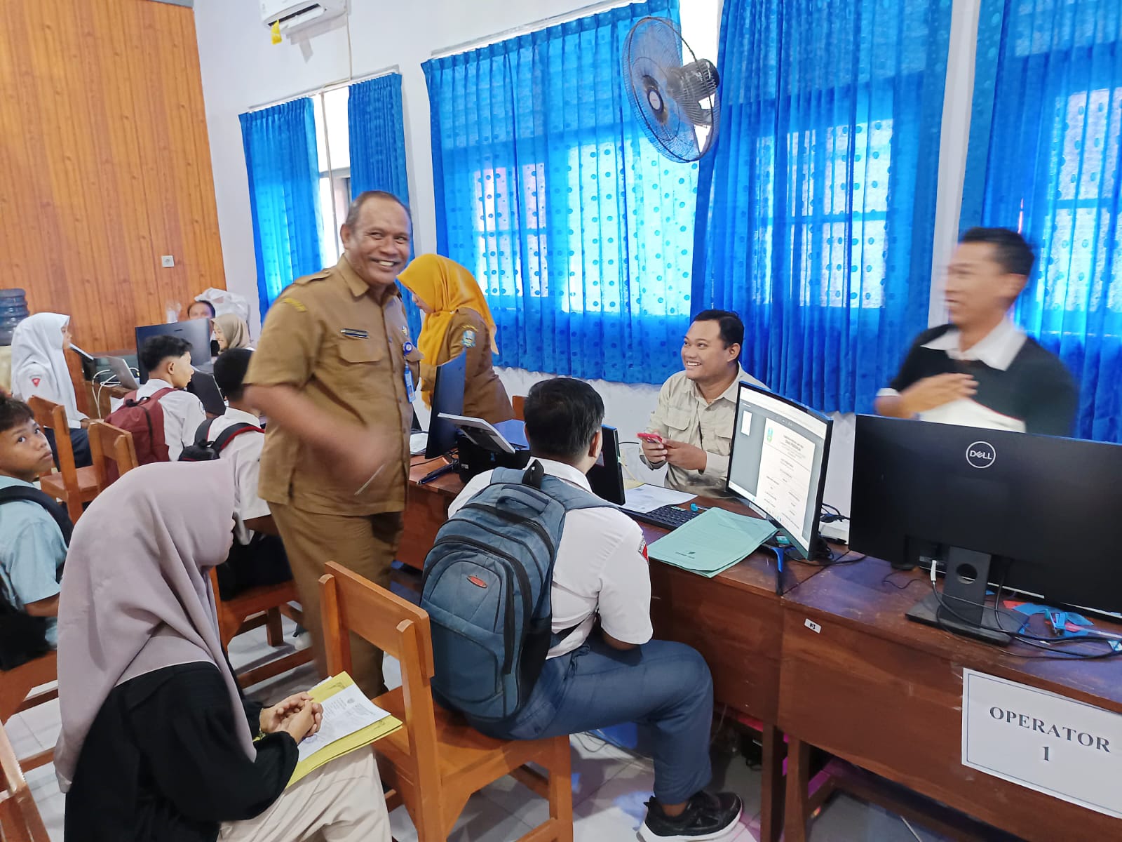 TINJAU LANGSUNG: Kacabdindik Wilayah Bojonegoro-Tuban Hidayat Rahman meninjau pendaftaran Bojonegoro. ( IRVAN RAMADHAN/RADAR BOJONEGORO)