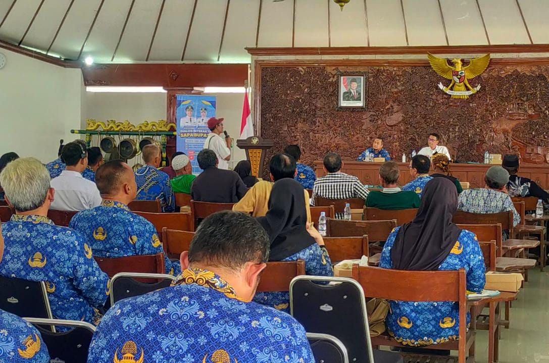 DISKUSI: Warga menyampaikan aspirasu kepada Bupati Bojonegoro di Pendapa Malowopati. (DEWI SAFITRI/RADAR BOJONEGORO)
