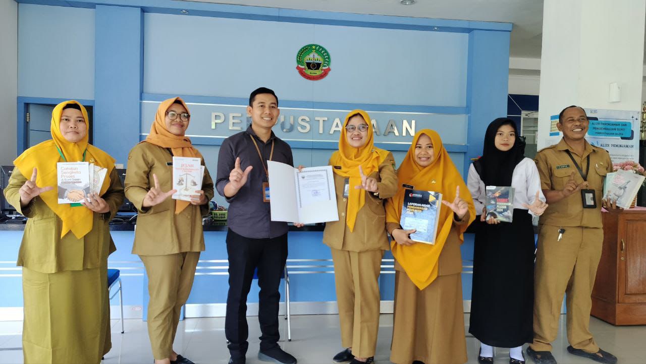 Ketua Bawaslu Kabupaten Blora menyerahkan berbagai buku pasca pemilu 2024 ke Pusda sebagai literasi demokrasi.