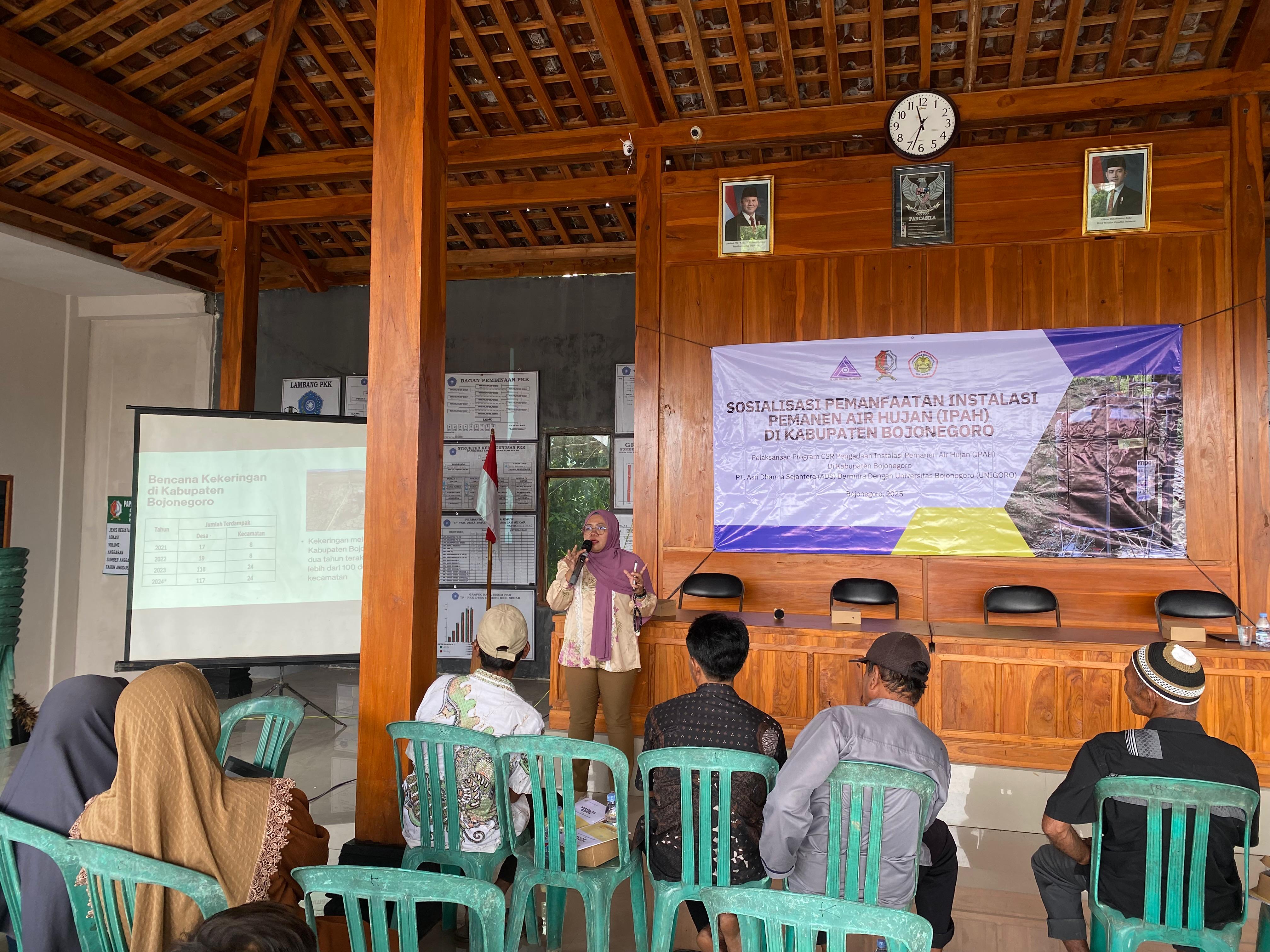 Ketua LPPM Unigoro, Dr. Laily Agustina R., S.Si., M.Sc., saat paparan di depan warga.