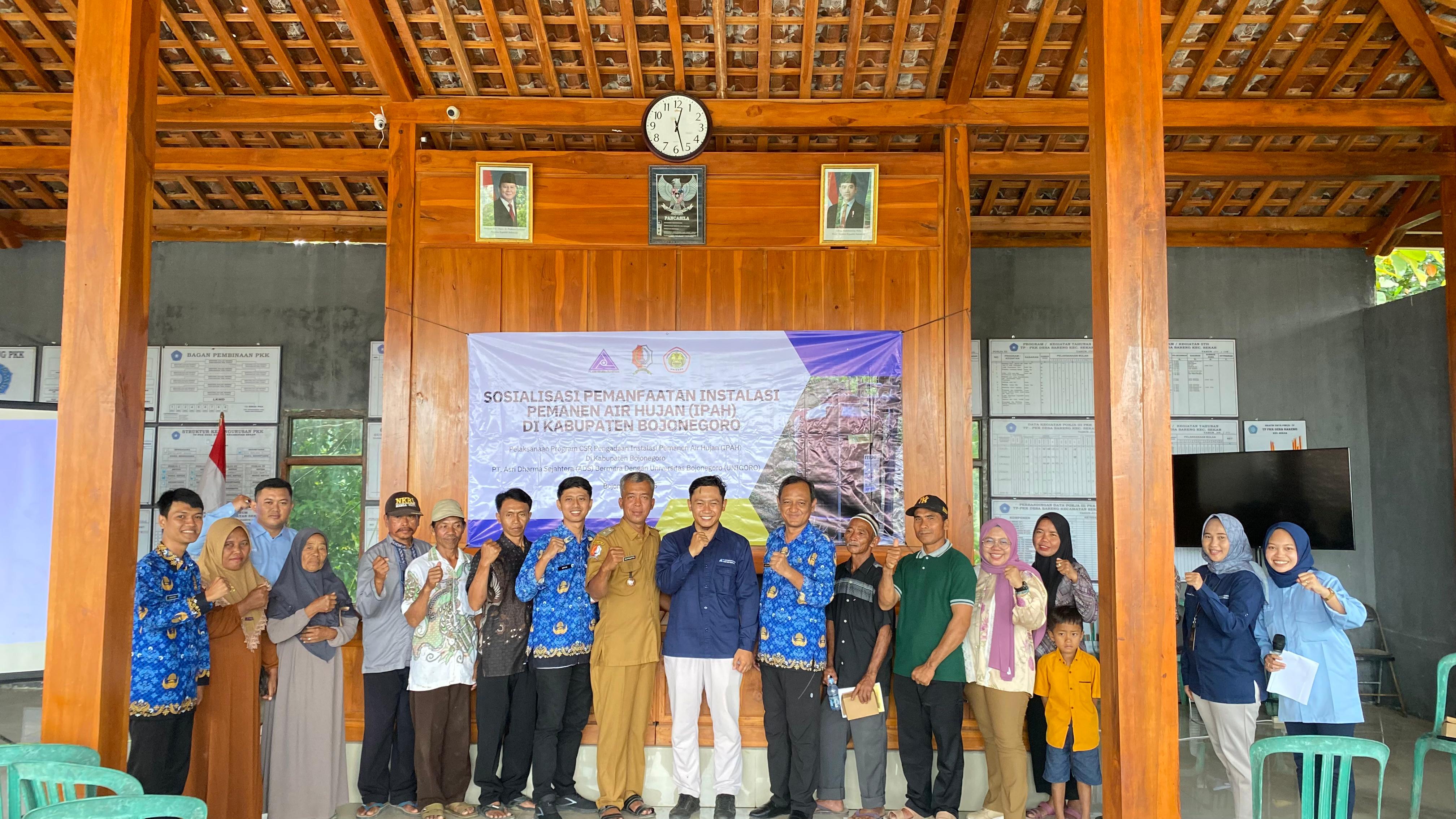 Kegiatan monitoring dan evaluasi (monev) instalasi pemanenan air hujan (IPAH) di Balai Desa Bareng, Kecamatan Sekar, Selasa (17/6/25).