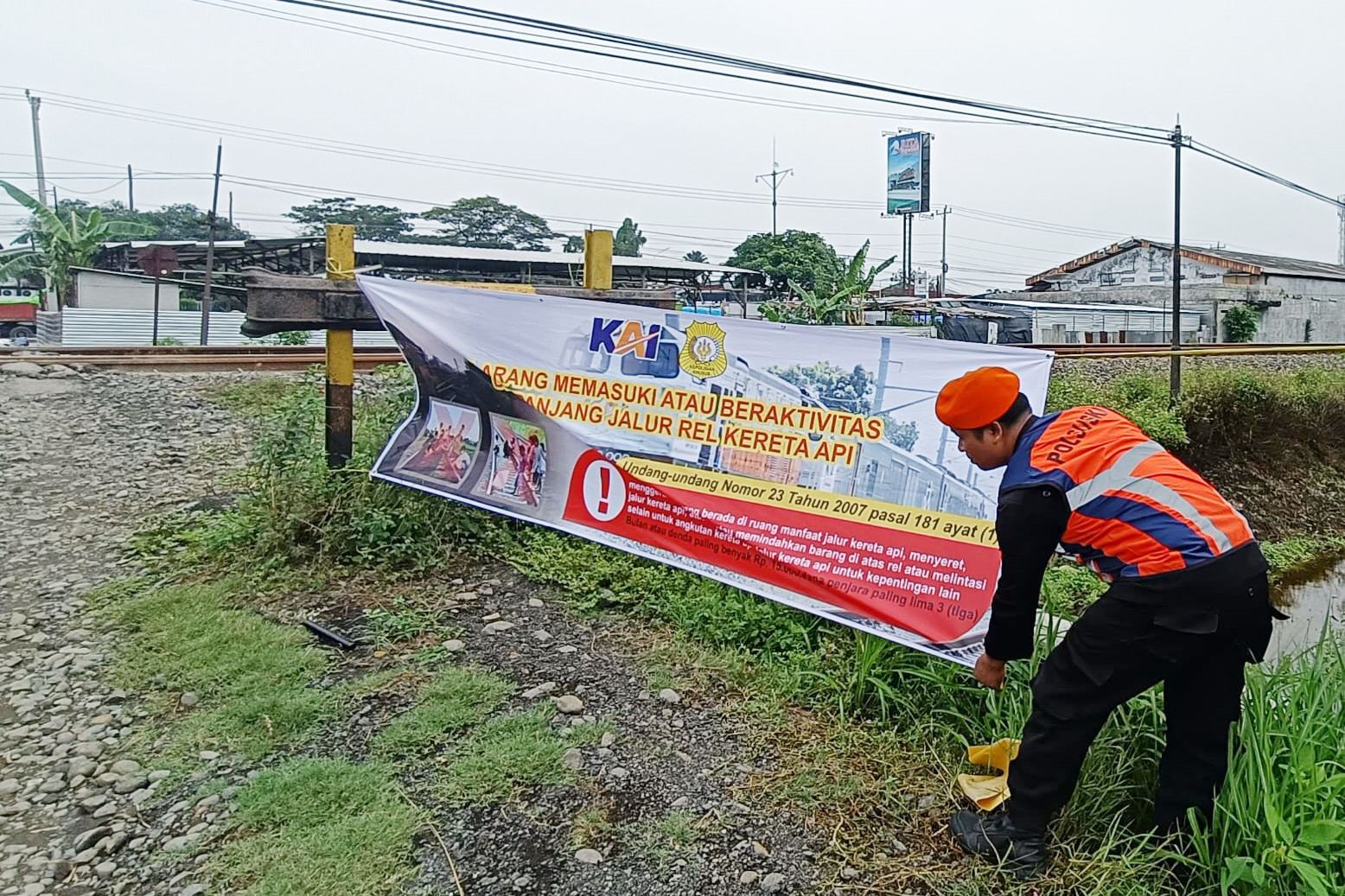 PERINGATAN. PT KAI Daop 4 Semarang memasang spnduk peringatan di berbagai perlintasan sebidang yang rawan terjadi kecelakaan.