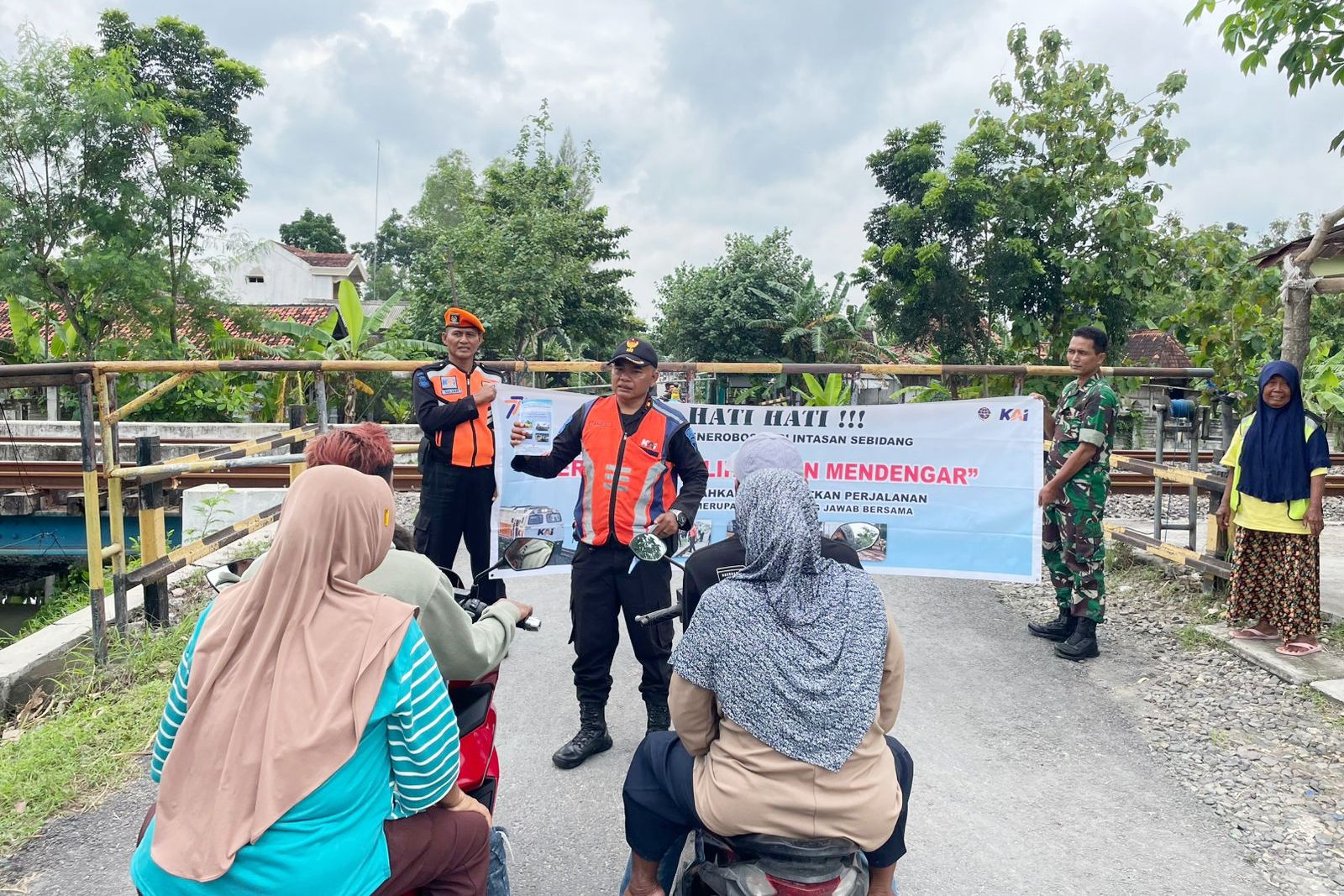 TUTUP: Perlintasan sebidang wilayah PT KAI Daop 4 Semarang ditutup karena ilegal.
