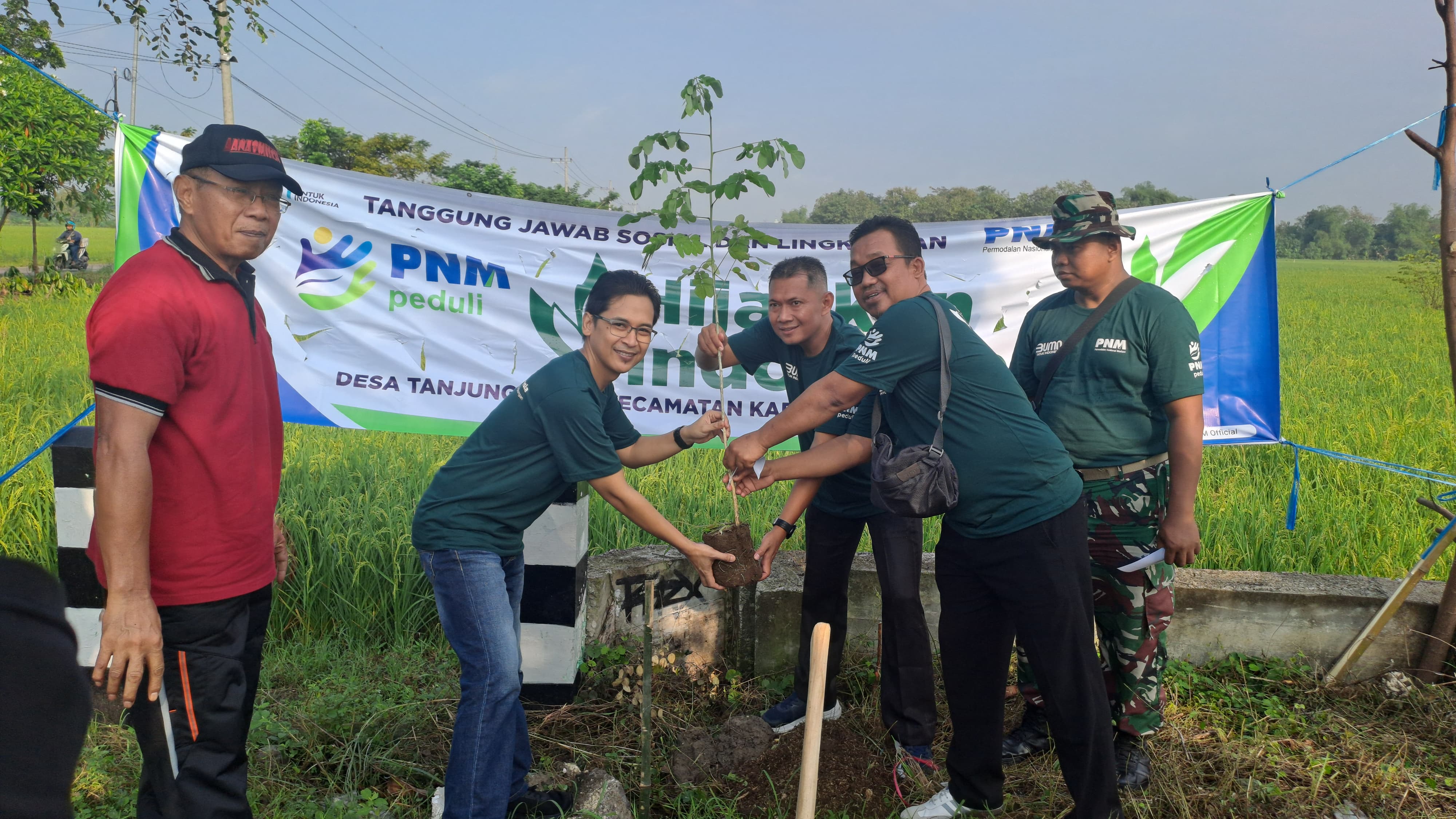 PEDULI LINGKUNGAN: PT PNM Cabang Bojonegoro menanam 1.000 pohon di Desa Tanjungharjo, Kecamatan Kapas, pada Selasa (17/6).