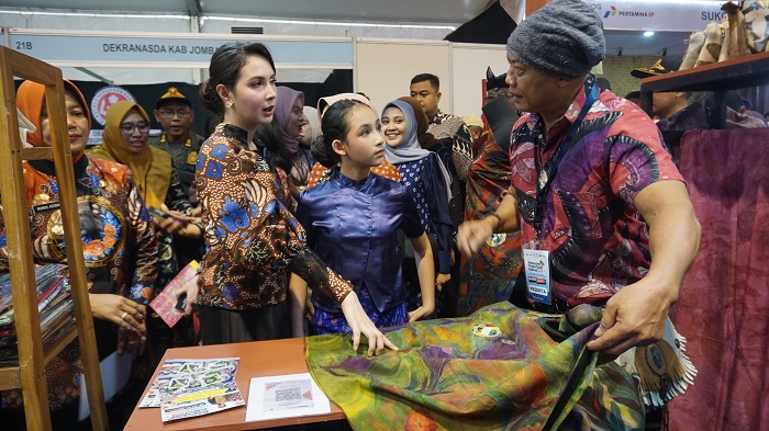 BWBF: Ketua Dekranasda Jawa Timur Arumi Bachsin ditemani putri sulungnya menghadiri Bojonegoro Wastra Batik Festival (BWBF) 2025.