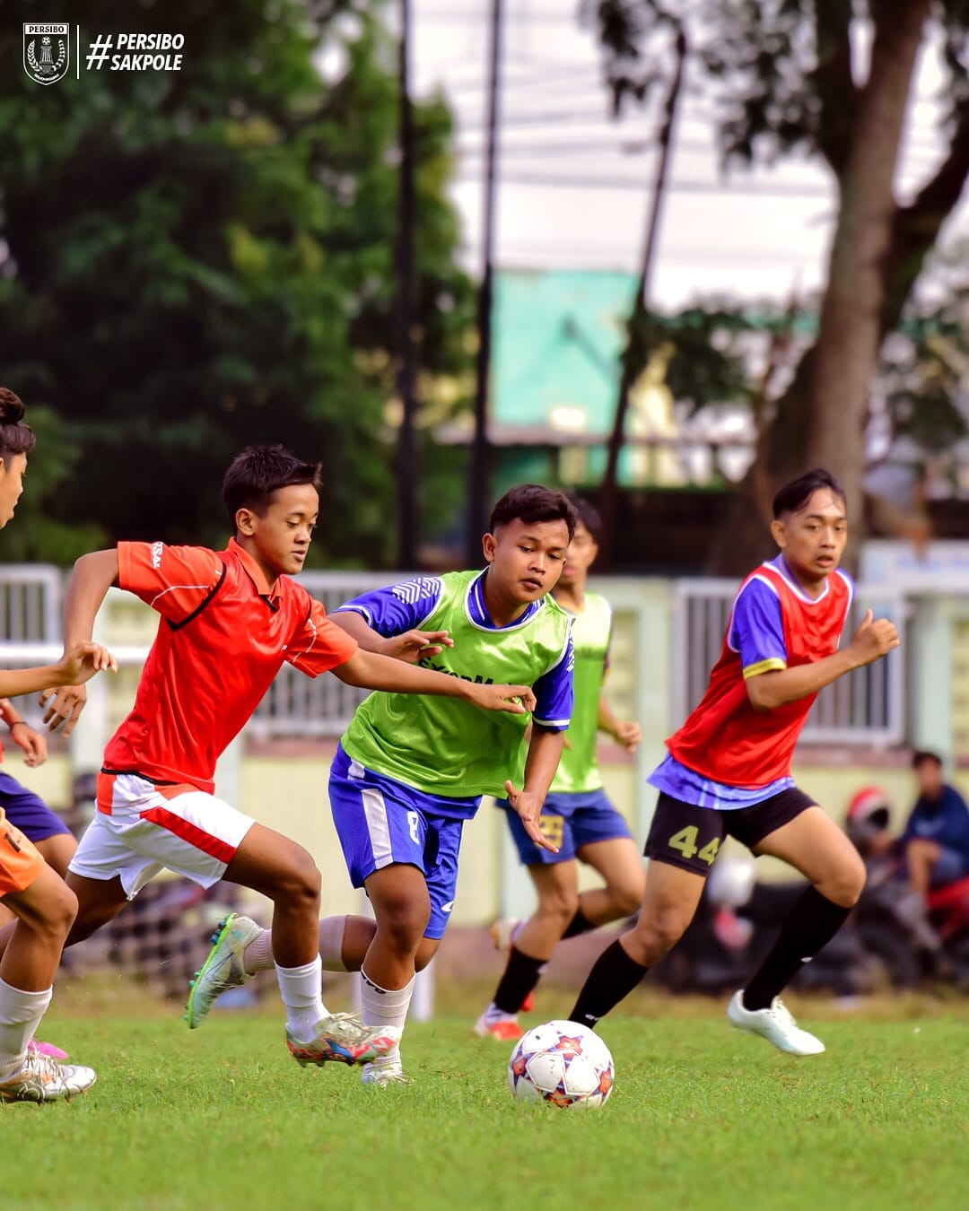 Pemain seleksi Persibo U17 saat menunjukkan skill dalam seleksi di Stadion Letjen Soedirman.