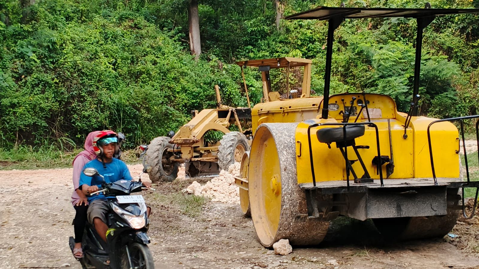 PERBAIKAN: Alat berat meratakan jalan menuju jalan Desa Semanggi, Kecamatan Jepon.