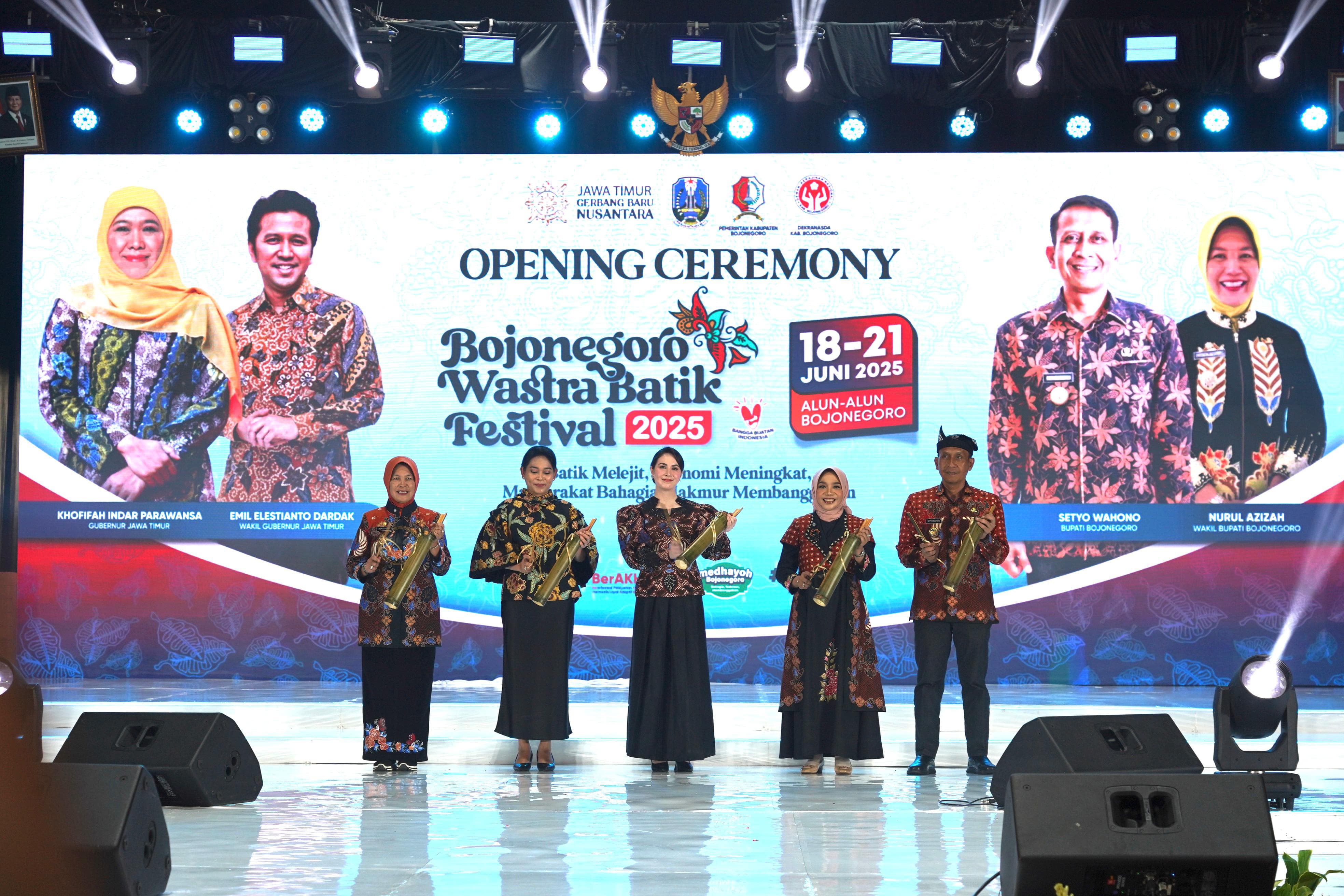 BWBF 2025: Ketua Dekranasda Jawa Timur Arumi Bachsin (tengah) bersama Bupati Bojonegoro Setyo Wahono (paling kanan) serta Wakil Bupati Bojonegoro Nurul Azizah (paling kiri) resmi membuka BWBF 2025.