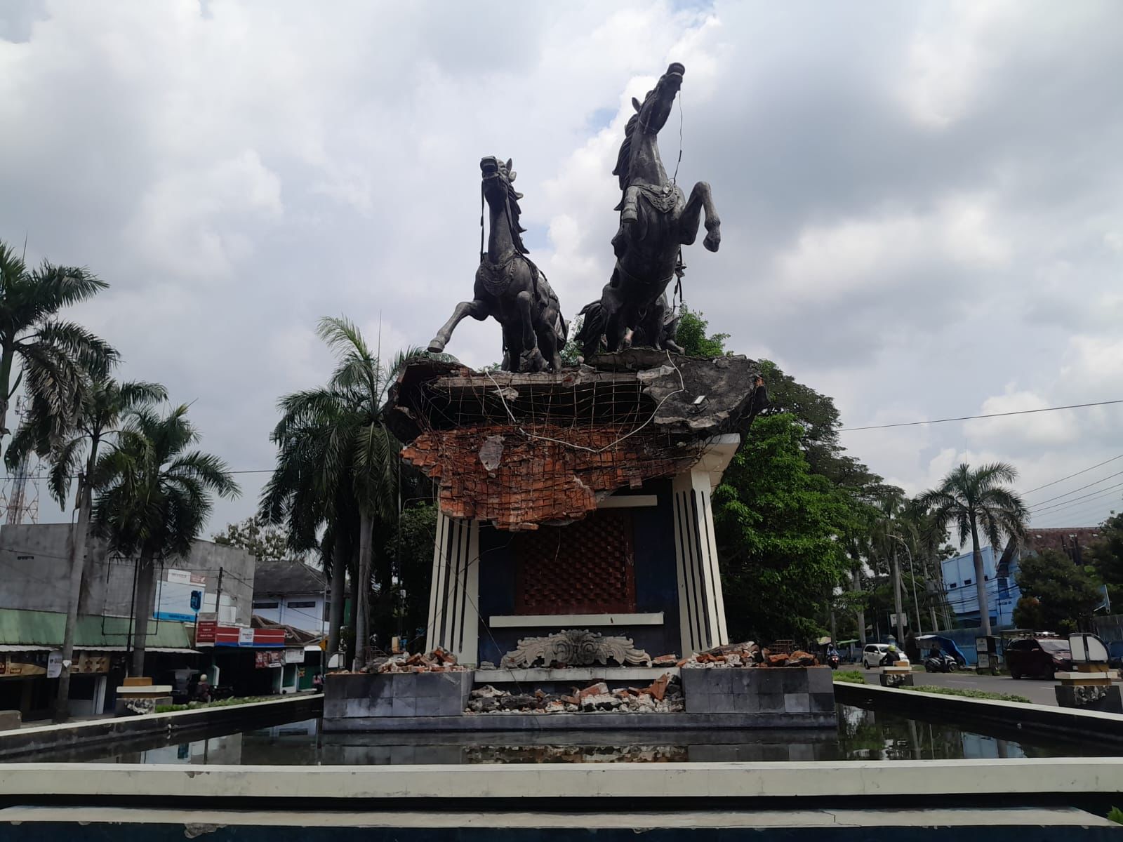 RUSAK : Patung Arjuna Wiwaha di Cepu ini ambrol. Diduga karena sudah lapuk.