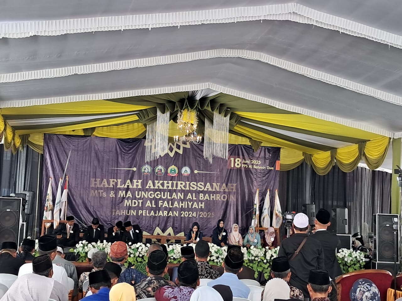 UJI PUBLIK: Lulusan dites membaca kitab kuning, di antaranya fathul qorib dan nadzom nahwu al-imriti. (ISTIMEWA/RADARBOJONEGORO)