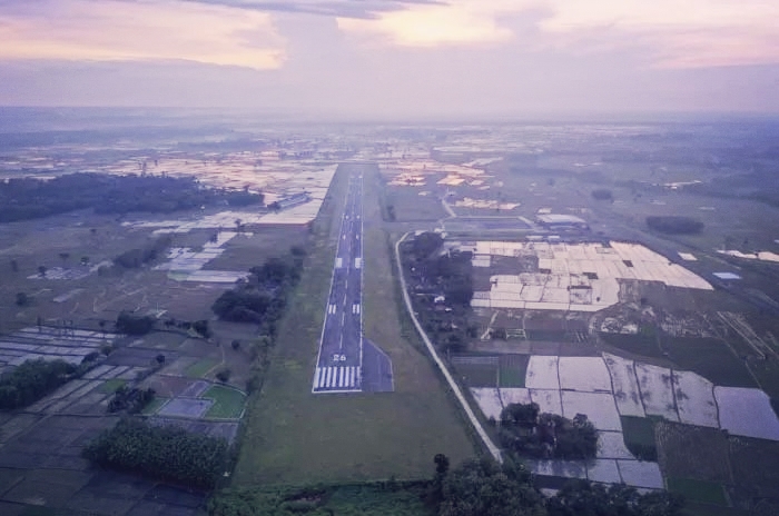 Runway bandara Ngloram, Blora teelihat dari atas.
