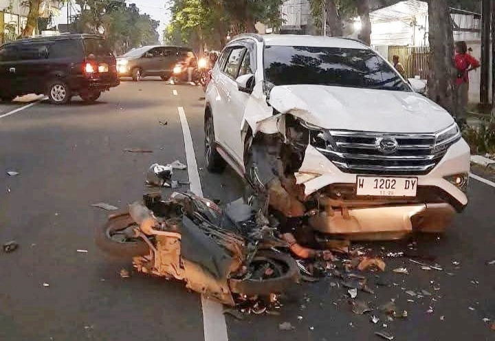 Kondisi motor dan mobil Terios yang hancur di lokasi kejadian kecelakaan.