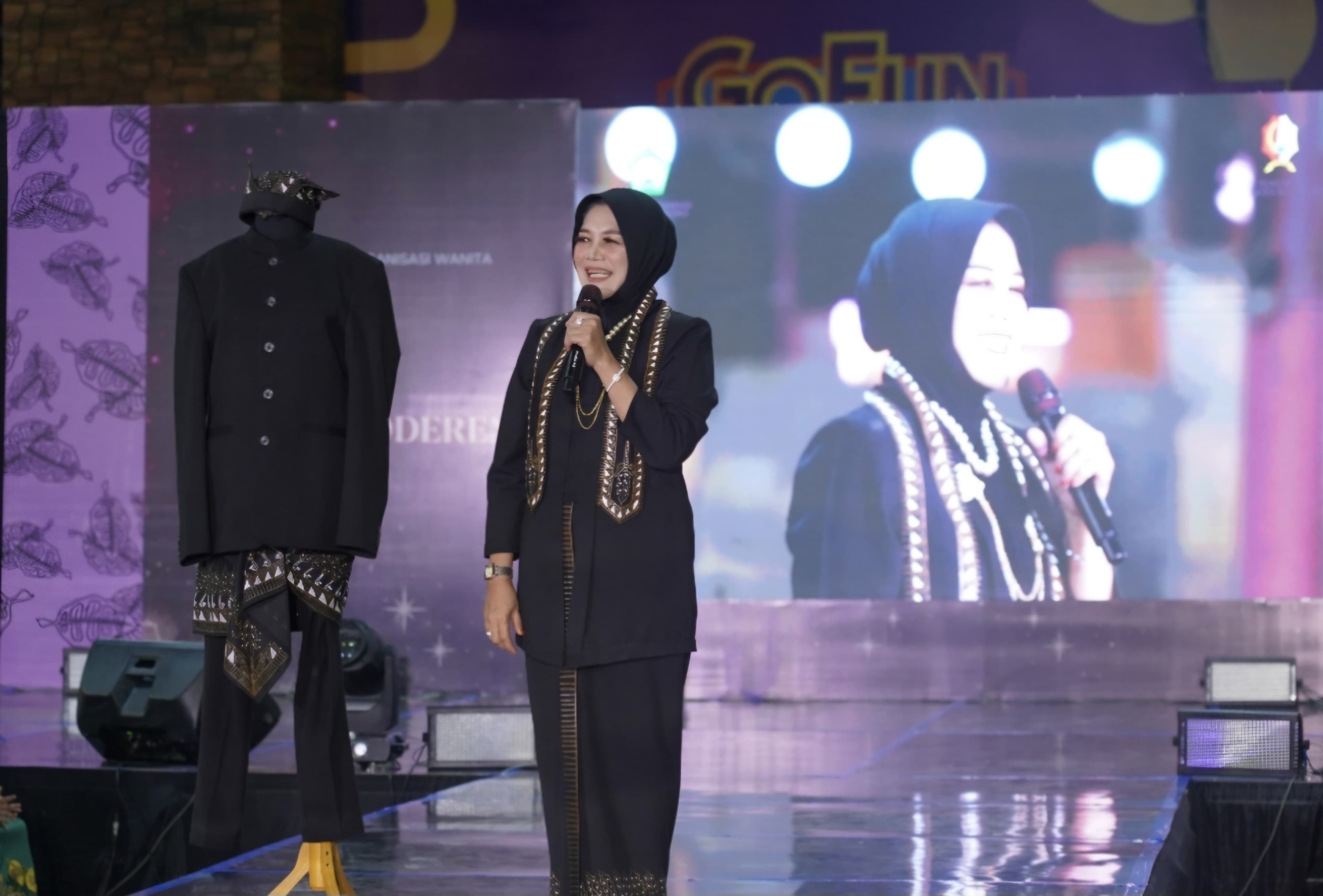 SERAGAM BARU : Wabup Nurul Azizah memperkenalkan segeram baru Obor Sewu.