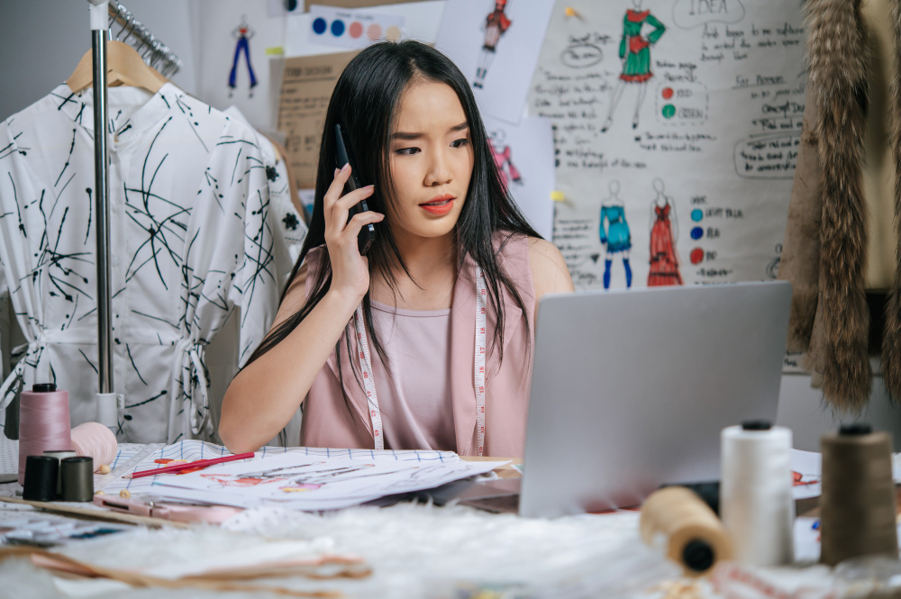 Ilustrasi perempuan bekerja multitasking.