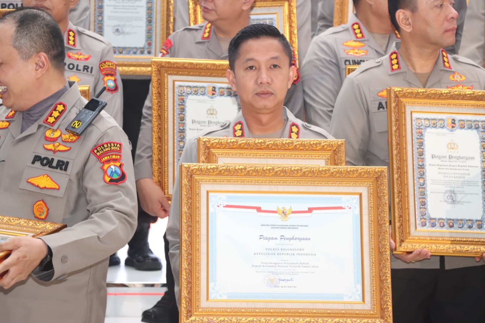 Kapolres Bojonegoro, AKBP Mario Prahatinto saat menerima dua penghargaan dari KemenPAN-RB dan Kapolri (19/6) di Jakarta.