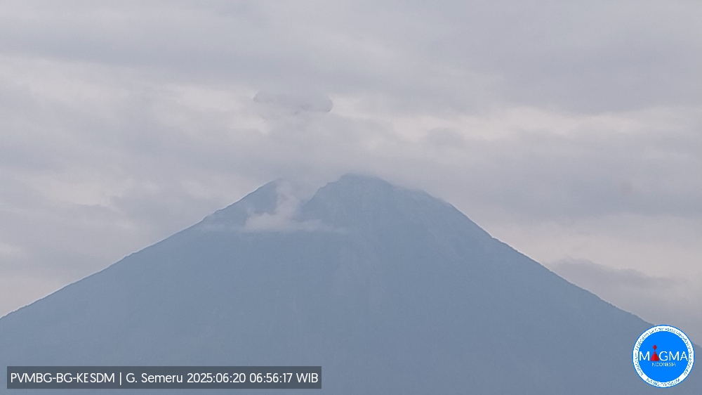 Letusan Gunung Semeru pada Jumat pagi (20/6) memiliki tinggi kolom letusan kurang lebih 700 meter, 100 meter lebih rendah dari letusan pada Kamis malam (19/6) (Dok. MAGMA Indonesia)
