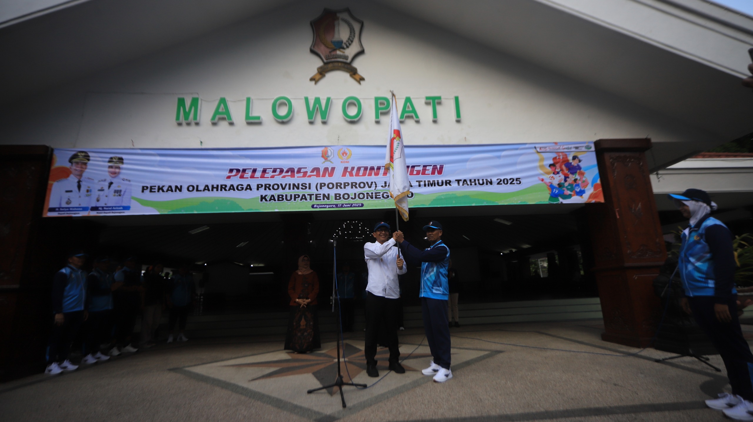 PELEPASAN: Bupati Bojonegoro Setyo Wahono memberangkatkan para atlet Bojonegoro yang akan mengikuti Porprov Jatim 2025.