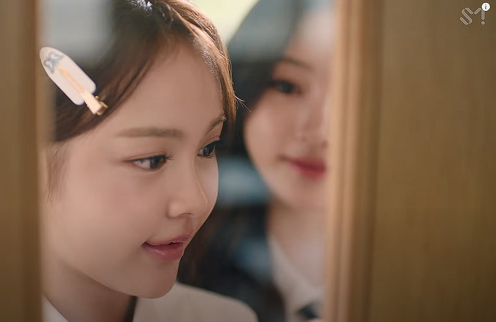Penampilan Carmen di MV Style memukau. Dirinya begitu fresh dengan gaya rambut gulungnya.
