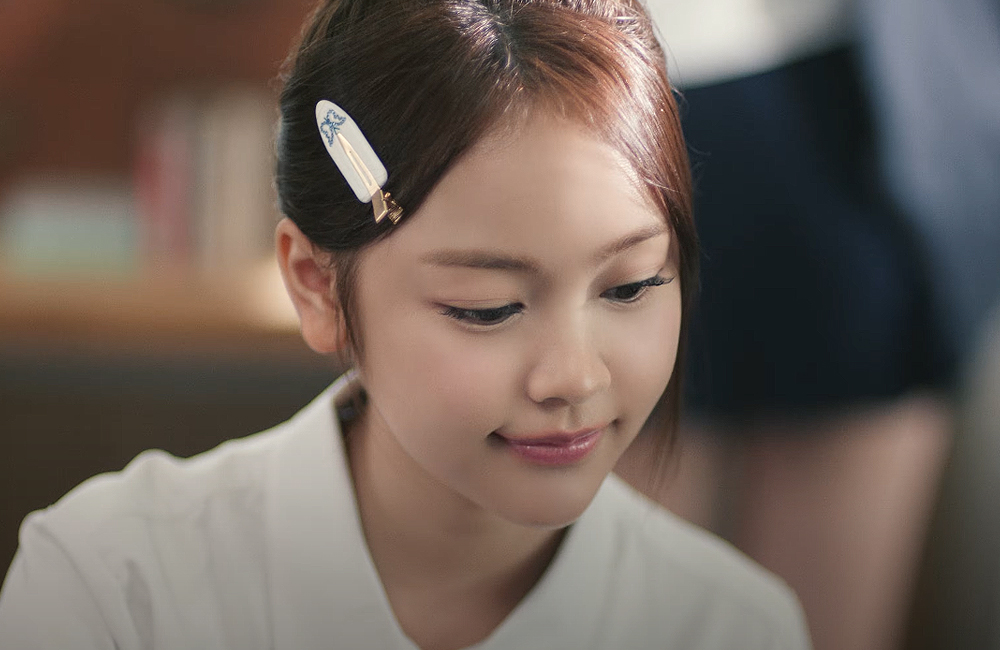 Carmen tampil beda di MV Style yang tayang di Youtube SMTOWN.